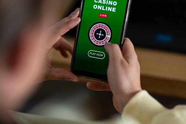 Live Texas Poker table with professional dealer on leci123